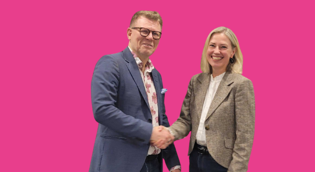 Seppo founder Riku Alkio and new CEO Mervi Pänkäläinen shaking hands against a pink background